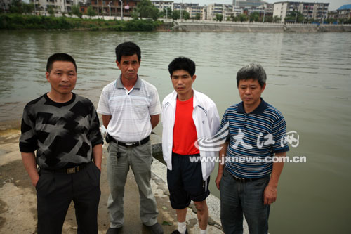 参与救人的人(右一为获救者的父亲) 参与救人的人(右一为获救者的父亲)