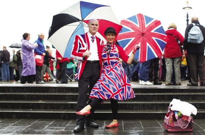 二人共舞 3日,为千船巡游守候的一对夫妇摆出共舞的姿势 二人共舞 3日,为千船巡游守候的一对夫妇摆出共舞的姿势