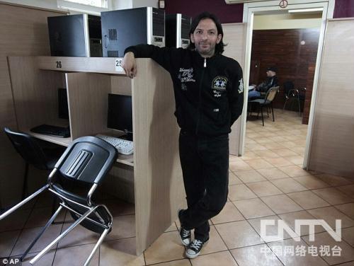认出嫌犯并报警的网吧员工Kadir Anlayisli站在嫌犯当时坐的位置旁。 认出嫌犯并报警的网吧员工Kadir Anlayisli站在嫌犯当时坐的位置旁。