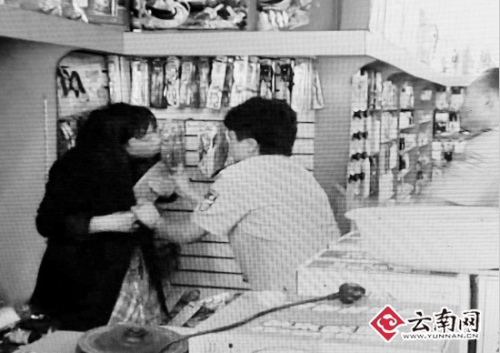 女子接电话的一瞬间杨教导员空手夺下菜刀 江 洋 翻拍 女子接电话的一瞬间杨教导员空手夺下菜刀 江 洋 翻拍