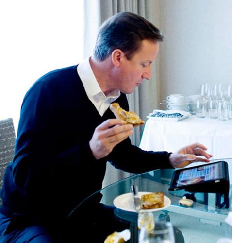 资料图:英国首相卡梅伦是iPad迷。 资料图:英国首相卡梅伦是iPad迷。