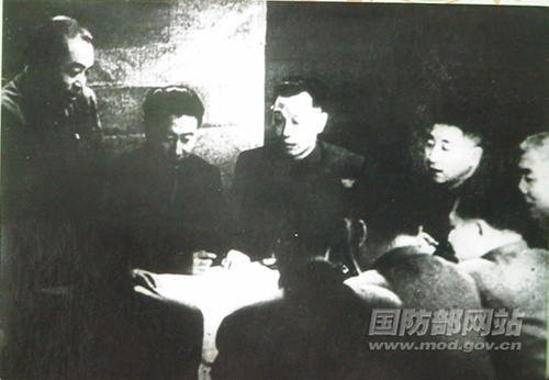 1951年4月,中国人民志愿军第15军军长秦基伟在朝鲜前线参加志愿军总部部署第五次战役作战会议。(左起彭德怀司令员、解方参谋长、李志民政委、秦基伟军长等。) 1951年4月,中国人民志愿军第15军军长秦基伟在朝鲜前线参加志愿军总部部署第五次战役作战会议。(左起彭德怀司令员、解方参谋长、李志民政委、秦基伟军长等。)