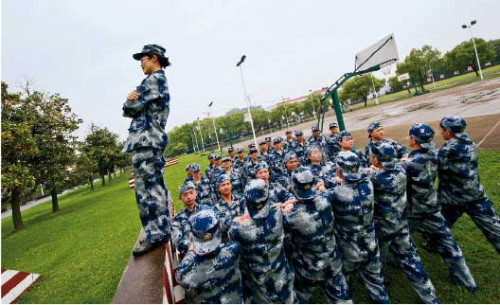 付红霞组织战士进行“信任背摔”心理训练。 付红霞组织战士进行“信任背摔”心理训练。