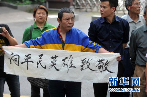 6月4日,一位自发送别吴斌的市民在马路边打出致敬的横幅。当日下午,杭州“最美司机”吴斌出殡。记者黄宗治摄 6月4日,一位自发送别吴斌的市民在马路边打出致敬的横幅。当日下午,杭州“最美司机”吴斌出殡。记者黄宗治摄