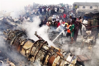 6月3日，当地民众和消防员在尼日利亚拉各斯的坠机现场灭火。 新华社发