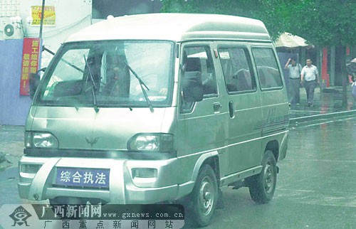 5日上午,一辆挂有“综合执法”车牌的微型车在全州县桂黄路上行驶。 5日上午,一辆挂有“综合执法”车牌的微型车在全州县桂黄路上行驶。