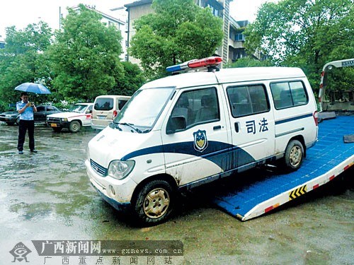 5日中午,全州县交警将一辆无牌的司法警车拖走暂扣。记者 邓振福摄 5日中午,全州县交警将一辆无牌的司法警车拖走暂扣。记者 邓振福摄