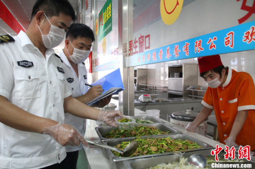 6月5日,在山东滨州市博兴县第一中学餐厅,当地食品药品监督管理部门执法人员正在对考生饭菜进行抽样检测。陈彬 摄 图片来源:东方IC 版权作品 请勿转载 6月5日,在山东滨州市博兴县第一中学餐厅,当地食品药品监督管理部门执法人员正在对考生饭菜进行抽样检测。陈彬 摄 图片来源:东方IC 版权作品 请勿转载
