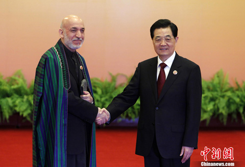胡锦涛迎接阿富汗总统卡尔扎伊 胡锦涛迎接阿富汗总统卡尔扎伊