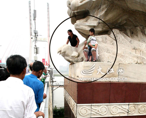 老少三口要跳桥 老少三口要跳桥