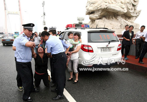 三人都安全落地 三人都安全落地