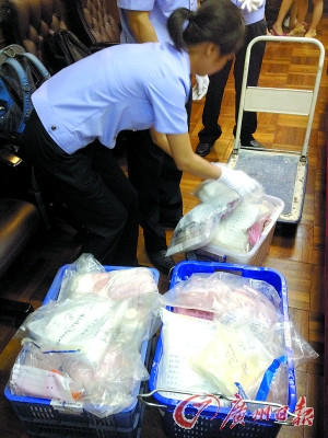 在警方的发布会现场,展示了缴获的各类毒品 在警方的发布会现场,展示了缴获的各类毒品
