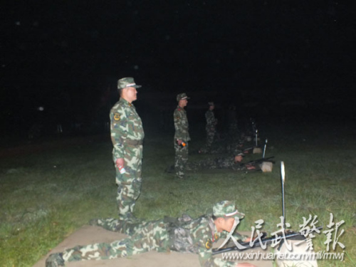 射击过程中,干部骨干认真督导。图片来源:人民武警报 射击过程中,干部骨干认真督导。图片来源:人民武警报