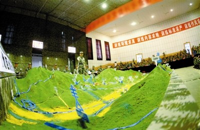 左图:济南军区某部组织沙盘推演.徐 宁摄