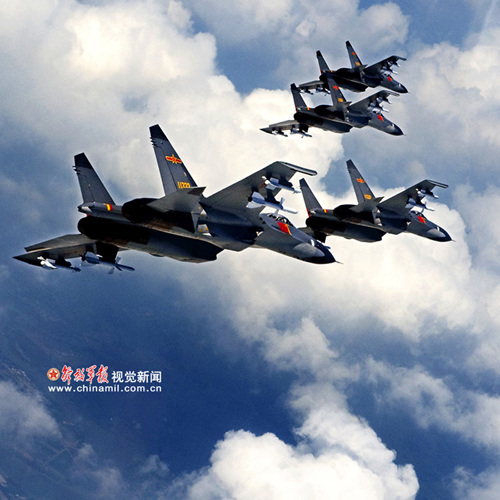 资料图:中国空军战机编队进行战术演练 资料图:中国空军战机编队进行战术演练