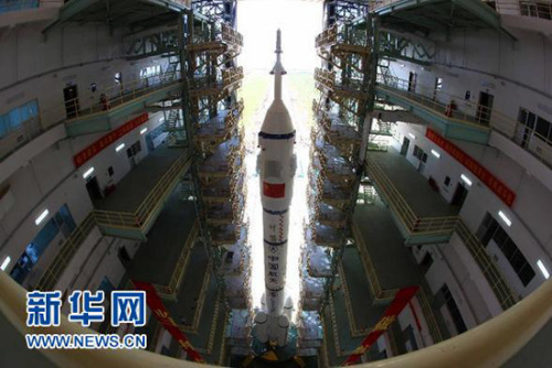 垂直组装厂房大门开启,神舟九号船箭塔组合体开始转运。 垂直组装厂房大门开启,神舟九号船箭塔组合体开始转运。