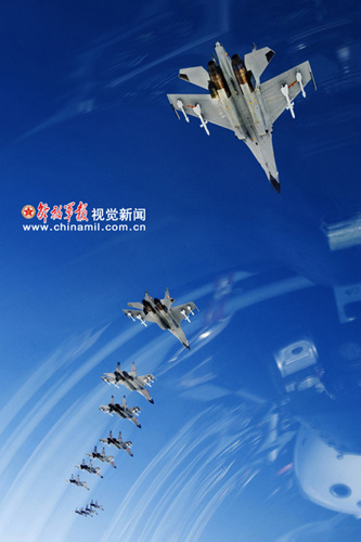 资料图:中国空军战机编队进行战术演练 资料图:中国空军战机编队进行战术演练