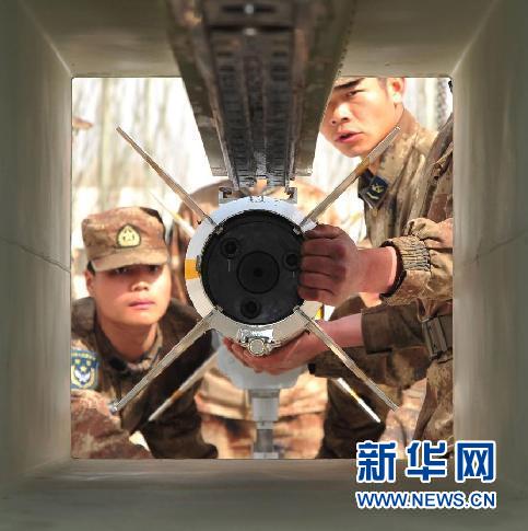 资料图片:装填号手迅速装填导弹(4月19日摄) 。近期,成空导弹某旅长途奔袭到西北某戈壁陌生地域,展开信息化条件下的对抗训练,不断探索复杂气象和陌生地域环境下的训练模式,最大限度挖掘武器系统作战潜能。 新华社发(彭光贤 摄) 资料图片:装填号手迅速装填导弹(4月19日摄) 。近期,成空导弹某旅长途奔袭到西北某戈壁陌生地域,展开信息化条件下的对抗训练,不断探索复杂气象和陌生地域环境下的训练模式,最大限度挖掘武器系统作战潜能。 新华社发(彭光贤 摄)