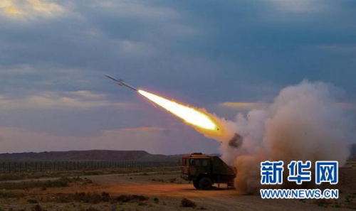 资料图片:导弹发射成功,奔向目标(5月7日摄)。近期,成空导弹某旅长途奔袭到西北某戈壁陌生地域,展开信息化条件下的对抗训练,不断探索复杂气象和陌生地域环境下的训练模式,最大限度挖掘武器系统作战潜能。 新华社发(彭光贤 摄) 资料图片:导弹发射成功,奔向目标(5月7日摄)。近期,成空导弹某旅长途奔袭到西北某戈壁陌生地域,展开信息化条件下的对抗训练,不断探索复杂气象和陌生地域环境下的训练模式,最大限度挖掘武器系统作战潜能。 新华社发(彭光贤 摄)