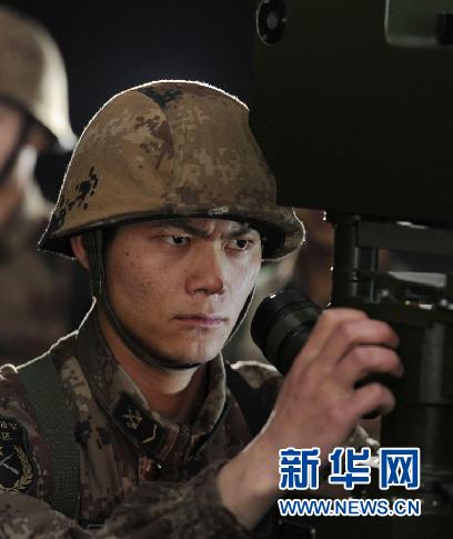 资料图片:4月21日,沈阳军区某旅反坦克导弹射手在夜暗条件下进行瞄准训练。 新华社发(开伟中 摄) 资料图片:4月21日,沈阳军区某旅反坦克导弹射手在夜暗条件下进行瞄准训练。 新华社发(开伟中 摄)