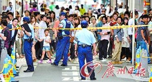 行凶地点食肆和百货商店林立,是著名的商业购物区和旅游热点。 行凶地点食肆和百货商店林立,是著名的商业购物区和旅游热点。