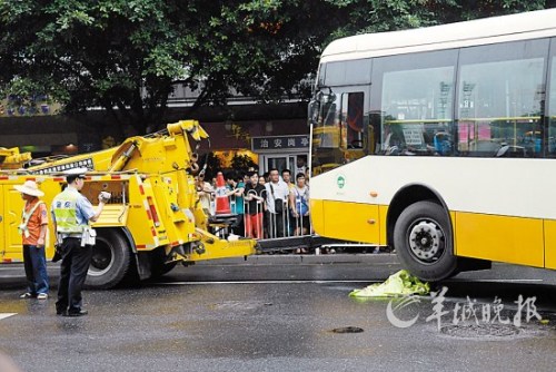 阿婆在这里过斑马线惨遭压死 羊城晚报记者 艾修煜 摄 阿婆在这里过斑马线惨遭压死 羊城晚报记者 艾修煜 摄