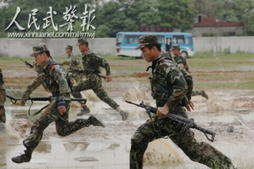 奋勇争先。图片来源:人民武警报 奋勇争先。图片来源:人民武警报