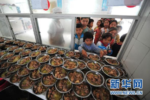 资料图片:5月30日,广西都安瑶族自治县隆福乡渔洞小学学生在食堂排队