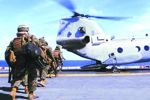 参加演练的士兵即将登机 参加演练的士兵即将登机