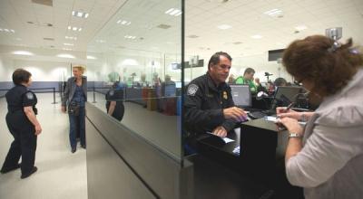 �ڰ�������ũ���ʻ���������������Ա��ǰ�������ĳ˿ͽ��м�顣