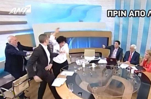 不久前,“金色黎明”党发言人在电视辩论中朝一女政客泼水,后殴打另一女政客(视频截图) 不久前,“金色黎明”党发言人在电视辩论中朝一女政客泼水,后殴打另一女政客(视频截图)