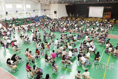 东莞某校去年“小升初”考试,球场挤满了陪考的家长(资料图片) 王俊伟 摄 东莞某校去年“小升初”考试,球场挤满了陪考的家长(资料图片) 王俊伟 摄