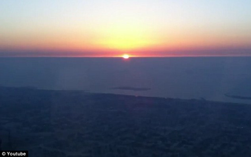 游客在迪拜塔较低楼层拍到的第一次日出 游客在迪拜塔较低楼层拍到的第一次日出