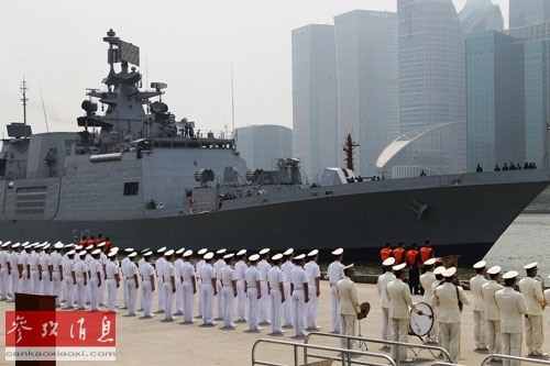 印度“拉纳”号军舰正缓缓靠泊上海国际客运中心码头。 印度“拉纳”号军舰正缓缓靠泊上海国际客运中心码头。