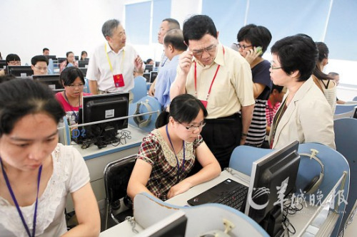 今日上午,由省人大常委会副主任王宁生带队的省人大代表视察团到华南师范大学高考评卷场察看高考阅卷情况 羊城晚报记者 蔡弘 摄 今日上午,由省人大常委会副主任王宁生带队的省人大代表视察团到华南师范大学高考评卷场察看高考阅卷情况 羊城晚报记者 蔡弘 摄