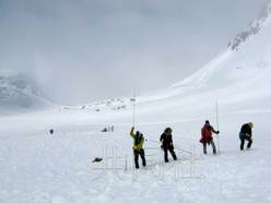日本一支登山队在北美最高峰遇雪崩,导致1人生还4人失踪。 日本一支登山队在北美最高峰遇雪崩,导致1人生还4人失踪。