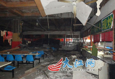 南航上海路校区食堂天花板突然坠落,现场一片狼藉。(网友供图) 南航上海路校区食堂天花板突然坠落,现场一片狼藉。(网友供图)