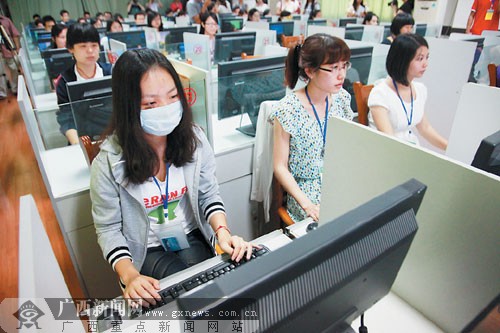 6月17日上午,广西招生考试院邀请媒体记者和8位考生、家长代表参观广西普通高考评卷现场,向社会公开高考阅卷详细流程。图为老师们正在精心为考生评卷。记者 唐辉吉摄 6月17日上午,广西招生考试院邀请媒体记者和8位考生、家长代表参观广西普通高考评卷现场,向社会公开高考阅卷详细流程。图为老师们正在精心为考生评卷。记者 唐辉吉摄