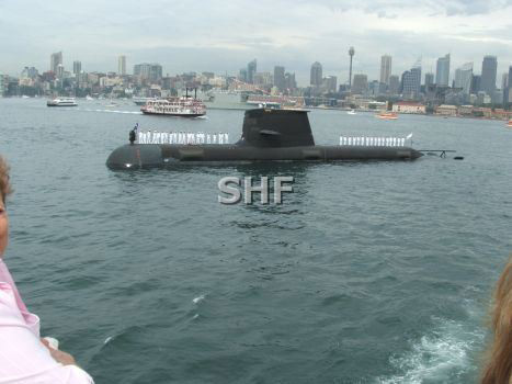 澳大利亚海军“法恩柯布”号潜艇(Hmss Farncomb)“科林斯”级(collins)常规动力潜艇的第二艘,舷号SSG 74,1995年12月15日下水,1998年1月31日服役,水下排水量3350吨,水面排水量3050吨,长77.8米,宽7.8米。主要武器装备为6具艇艏鱼雷发射管,可发射MK48线导鱼雷和鱼叉导弹。水下速度20节,水面速度10节。 澳大利亚海军“法恩柯布”号潜艇(Hmss Farncomb)“科林斯”级(collins)常规动力潜艇的第二艘,舷号SSG 74,1995年12月15日下水,1998年1月31日服役,水下排水量3350吨,水面排水量3050吨,长77.8米,宽7.8米。主要武器装备为6具艇艏鱼雷发射管,可发射MK48线导鱼雷和鱼叉导弹。水下速度20节,水面速度10节。