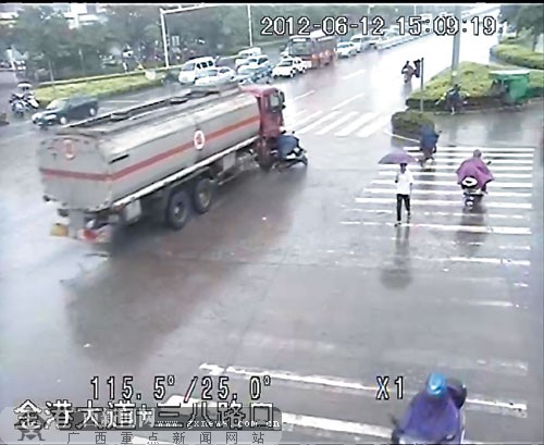 事发时的场景。监控截图 事发时的场景。监控截图