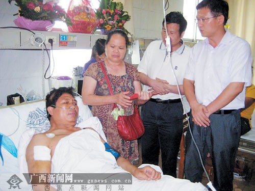 17日下午,自治区、南宁市相关部门负责人到医院看望杨竹元。记者 王春楠摄 17日下午,自治区、南宁市相关部门负责人到医院看望杨竹元。记者 王春楠摄