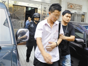 涉案人员被带走。 涉案人员被带走。