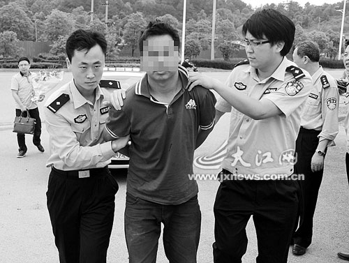 民警抓获犯罪嫌疑人杨某 民警抓获犯罪嫌疑人杨某