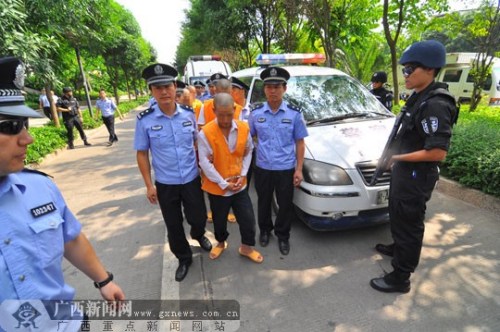 警方将8名嫌疑人押解到南宁市星光白沙路口指认现场。广西新闻网记者 潘晓明摄 警方将8名嫌疑人押解到南宁市星光白沙路口指认现场。广西新闻网记者 潘晓明摄