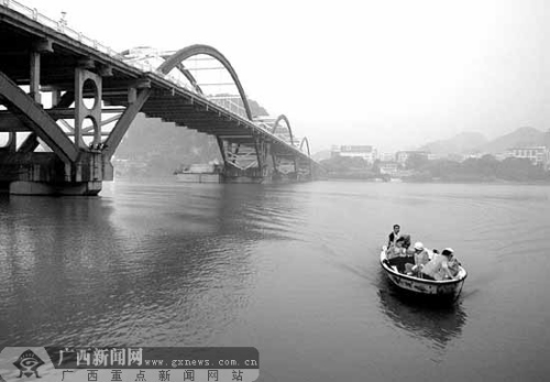 至清晨6时许,水上派出所的民警和消防官兵已经在江面搜寻了一个小时,一直没找到跳桥男子。记者唐寅 摄 至清晨6时许,水上派出所的民警和消防官兵已经在江面搜寻了一个小时,一直没找到跳桥男子。记者唐寅 摄