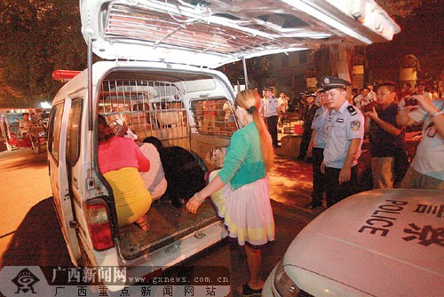 涉嫌色情交易的女子被带上警车。记者 徐冰摄 涉嫌色情交易的女子被带上警车。记者 徐冰摄