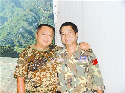 2006年8月,王绍勋(左)和张华一起参加维和成为好朋友。 2006年8月,王绍勋(左)和张华一起参加维和成为好朋友。