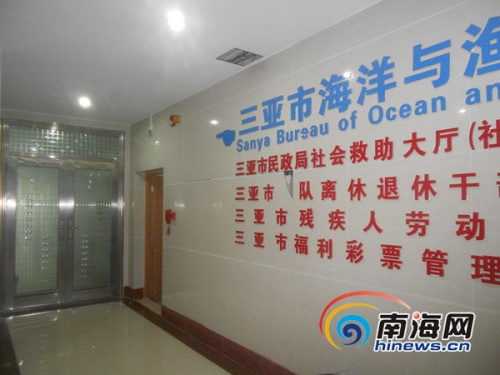 下午2点30分已是上班时间,三亚多数部门的办公大门仍紧闭(南海网三亚记者组) 下午2点30分已是上班时间,三亚多数部门的办公大门仍紧闭(南海网三亚记者组)
