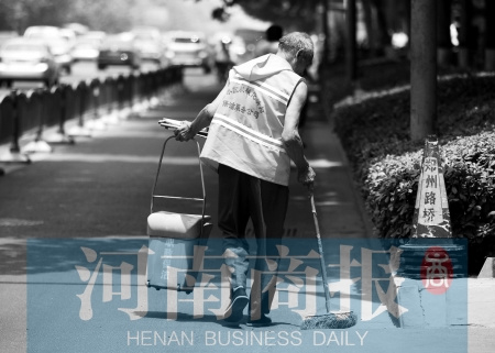 与付出相比,1080元工资对环卫工来说并不多。即便这样,还有人不能按时拿到工资(资料图片)河南商报记者 侯建勋 摄 与付出相比,1080元工资对环卫工来说并不多。即便这样,还有人不能按时拿到工资(资料图片)河南商报记者 侯建勋 摄