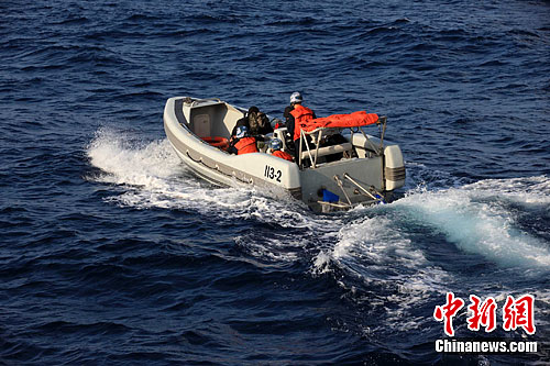 海军第十一批护航编队特战队员乘小艇前往商船执行护卫任务。 海军第十一批护航编队特战队员乘小艇前往商船执行护卫任务。